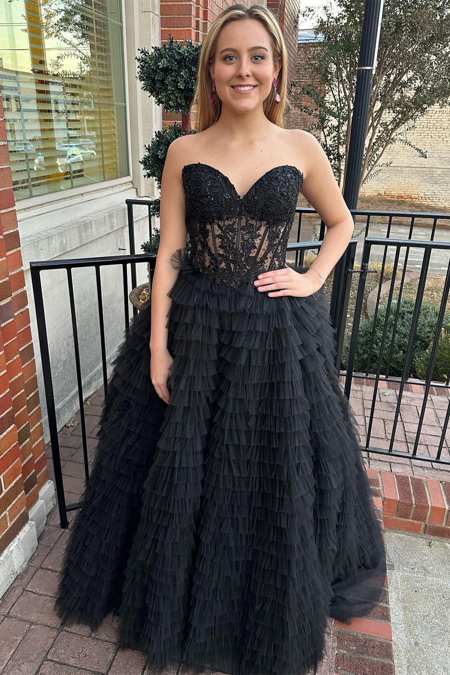 Appliques Sweetheart Ruffle Tiered A-Line Prom Dress in black
