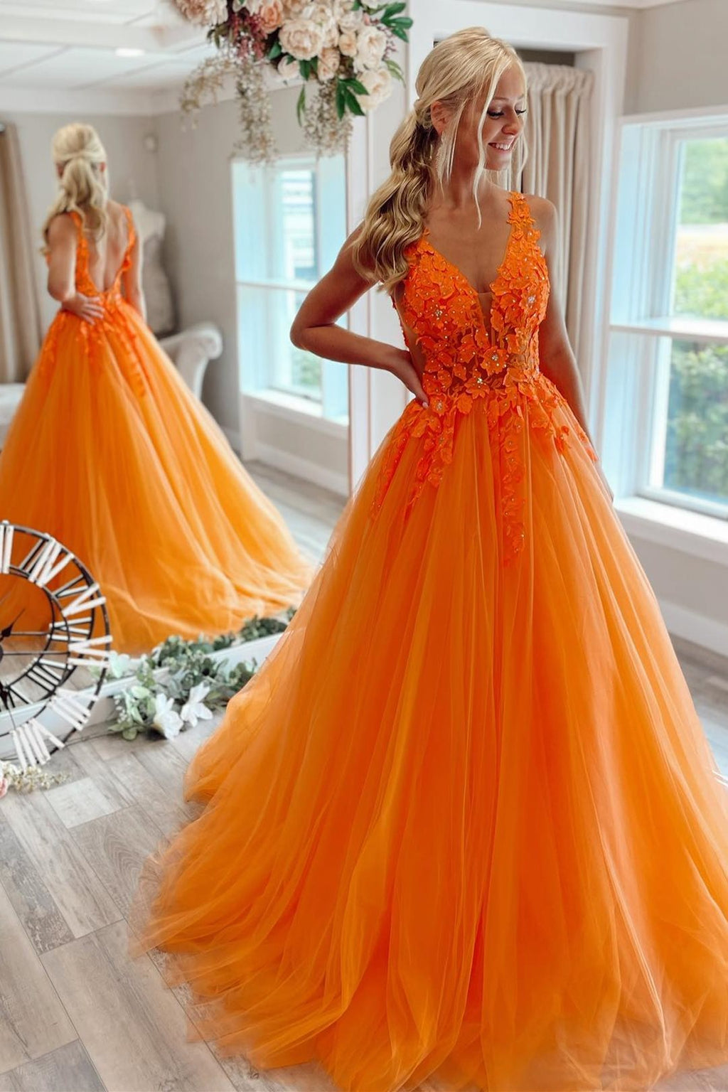 Appliques Fashion V-Neck Full Sleeves A-Line Prom Gowns