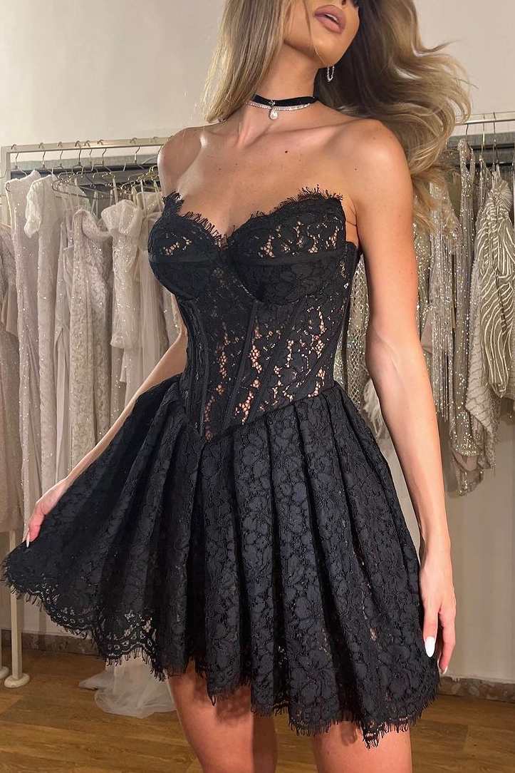 Black A-Line V-Neck Empire-Waist Sleeveless Lace Short Homecoming Dress