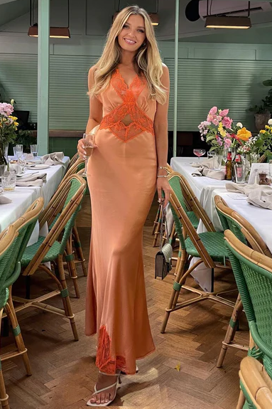 Black V-Neck Straps Lace Appliques Pleats Sleeveless Long Prom Party Dress