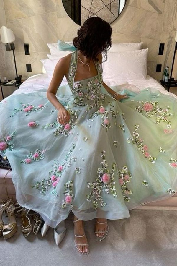 Exquisite A-Line Halter Empire-waist Appliques Long Formal Prom Dress