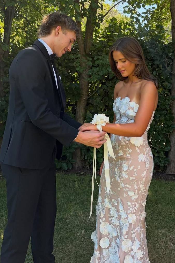 Exquisite Strapless Flower Appliques Sleeveless Lace Prom Dress