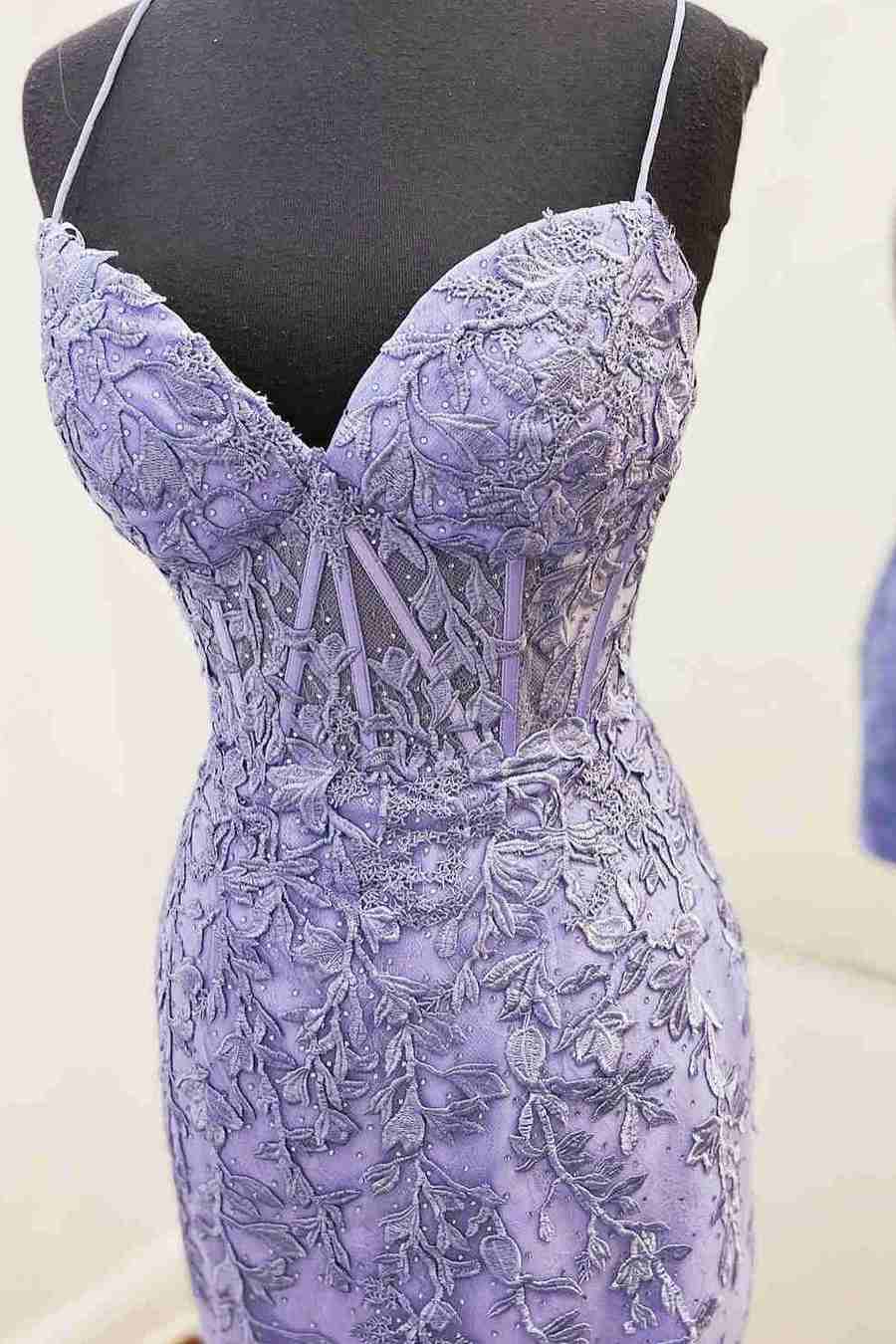 Halter Lace Appliques V-Neck Sleeveless Lace-Up Short Homecoming Dress