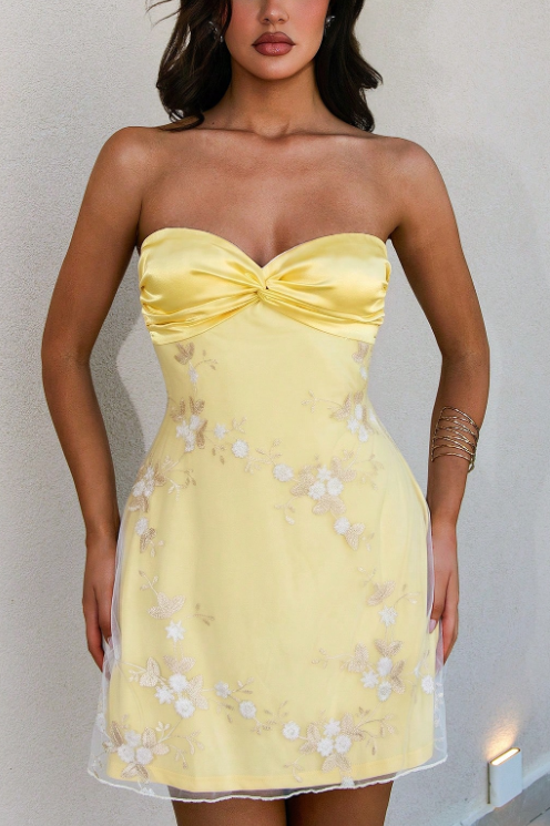 Yellow Sweetheart Strapless A-Line Twist Appliques Short Homecoming Dress