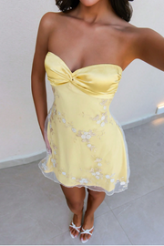 Yellow Sweetheart Strapless A-Line Twist Appliques Short Homecoming Dress