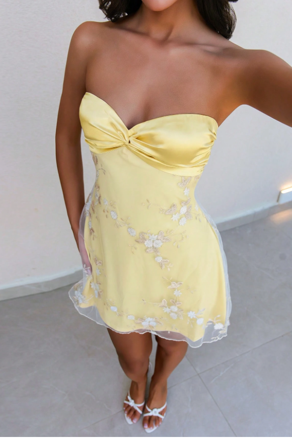 Yellow Sweetheart Strapless A-Line Twist Appliques Short Homecoming Dress