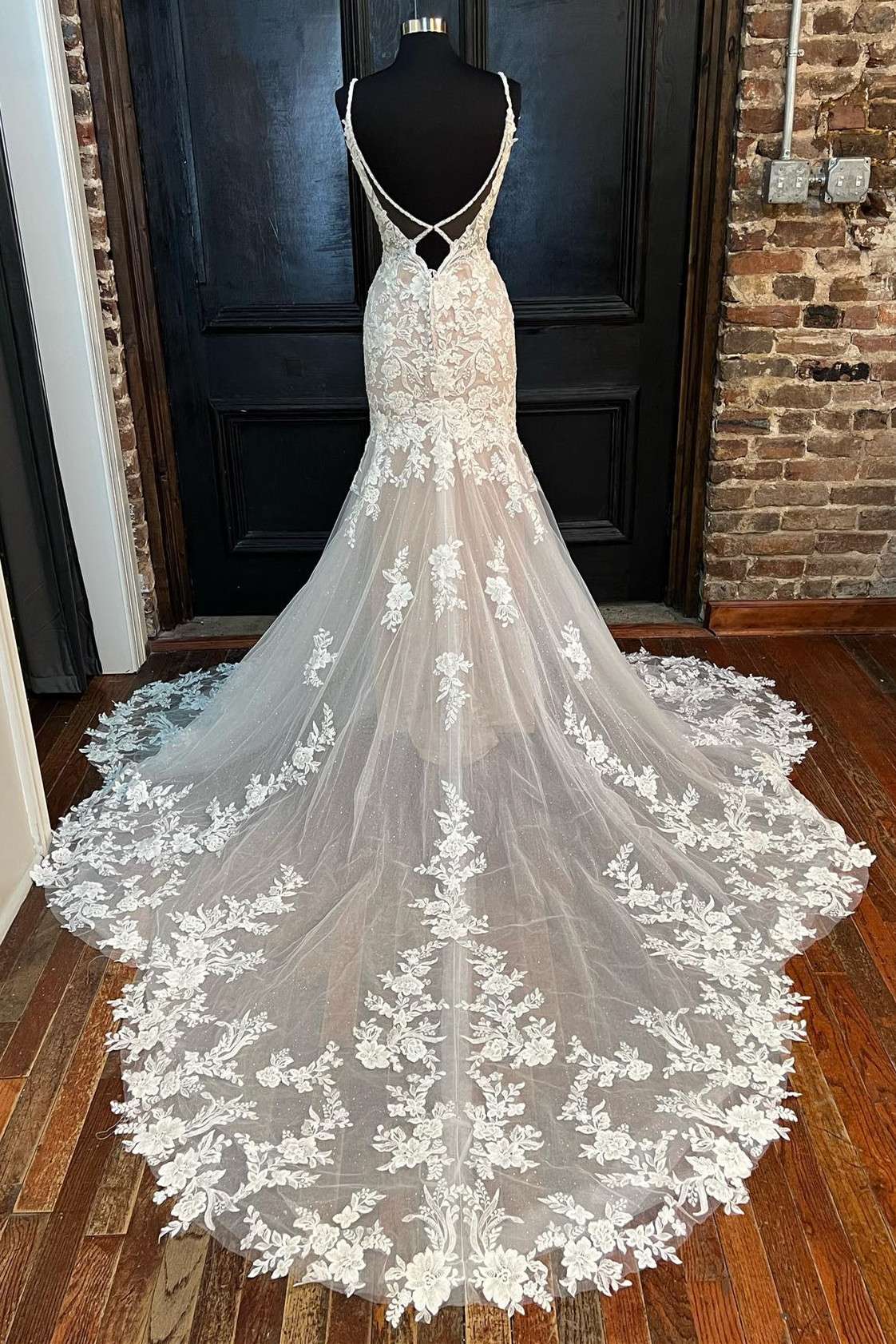 Off-White Appliques Backless Trumpet Long Wedding Dress
