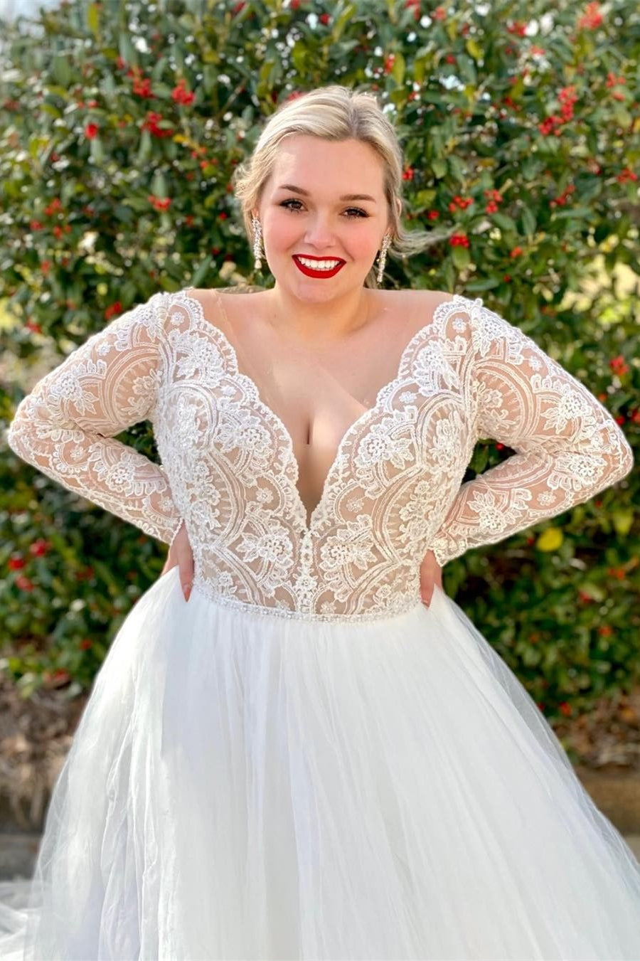 White Lace V-Neck Long Sleeve Backless Wedding Dress