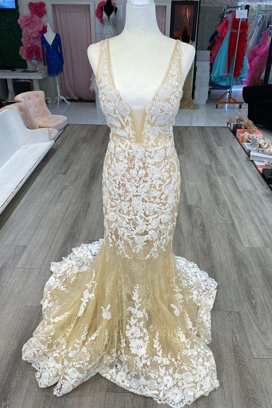 Light Yellow Floral Lace Plunge V Trumpet Long Prom Gown