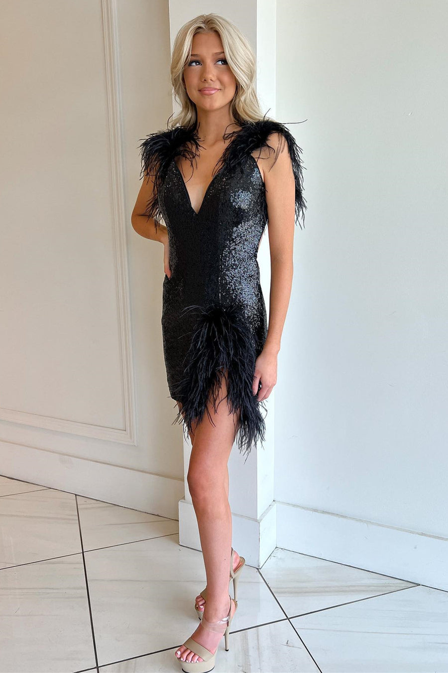 Feathers Black Sequin V-Neck Backless Short Homecoming Dress