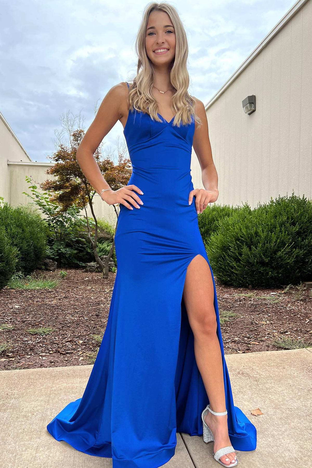Blue V-Neck Lace-Up Long Formal Dress with Slit – Modsele